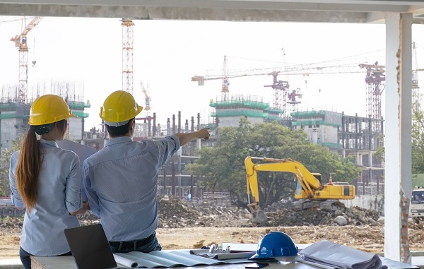 Engineer group and worker meeting, discussion with construction